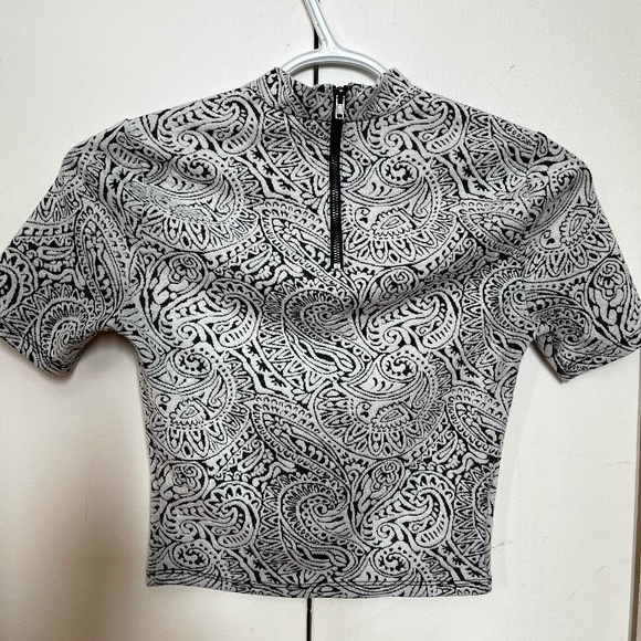 Garage abstract patterned crop top high neck - Picture 3 of 6